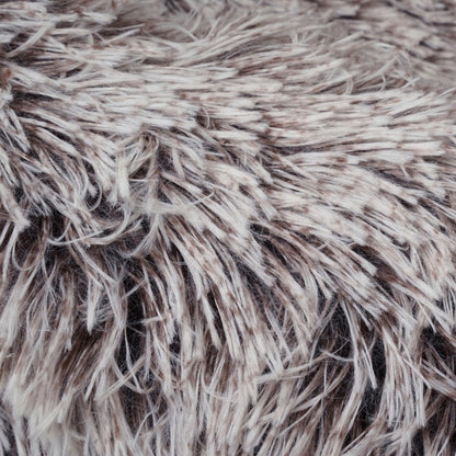 Minkštas, pūkuotas guolis katei rudas