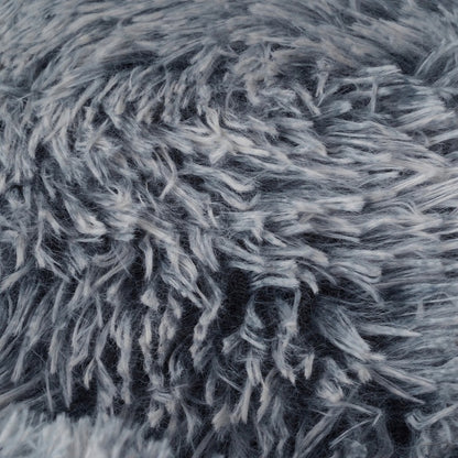 Minkštas, pūkuotas guolis katei, pilkas